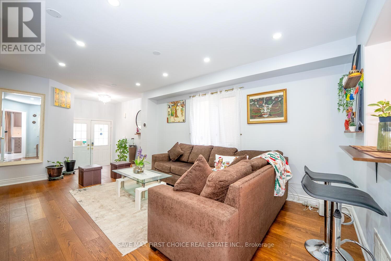 939 Tambourine Terrace, Mississauga, Ontario  L5W 1S5 - Photo 4 - W12482778
