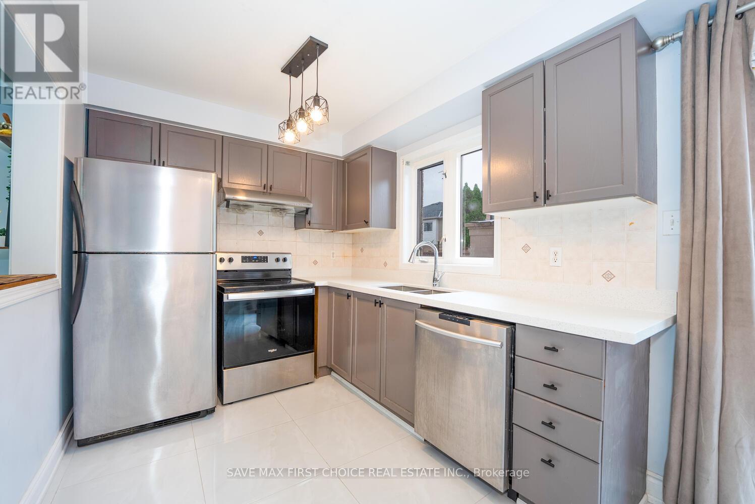 939 Tambourine Terrace, Mississauga, Ontario  L5W 1S5 - Photo 5 - W12482778