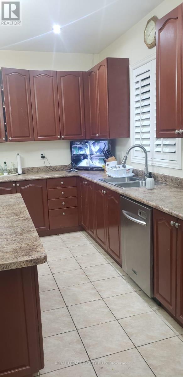 135 Earlsbridge Boulevard, Brampton, Ontario  L7A 3T7 - Photo 10 - W12482785