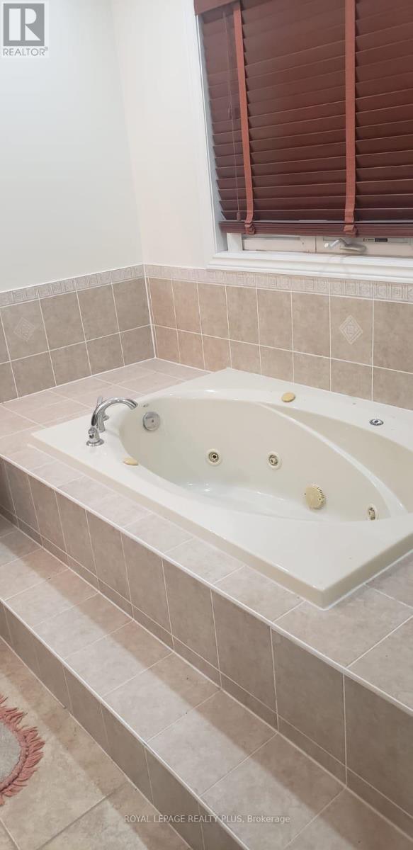 135 Earlsbridge Boulevard, Brampton, Ontario  L7A 3T7 - Photo 14 - W12482785