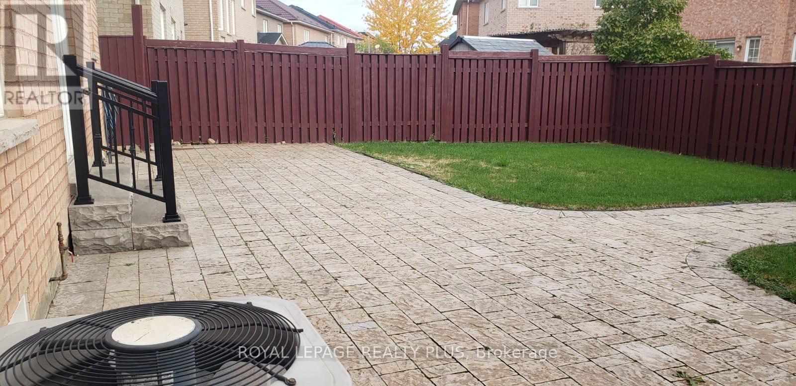 135 Earlsbridge Boulevard, Brampton, Ontario  L7A 3T7 - Photo 21 - W12482785