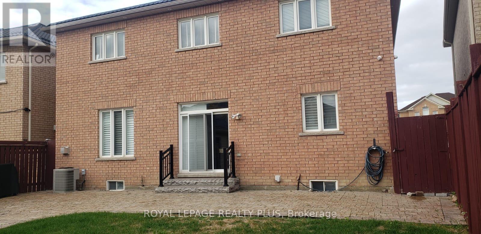 135 Earlsbridge Boulevard, Brampton, Ontario  L7A 3T7 - Photo 22 - W12482785