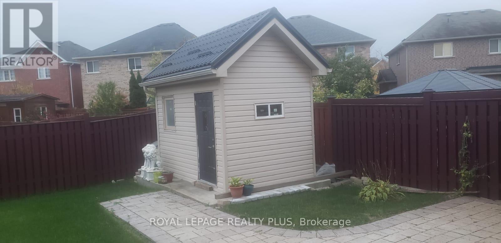 135 Earlsbridge Boulevard, Brampton, Ontario  L7A 3T7 - Photo 5 - W12482785