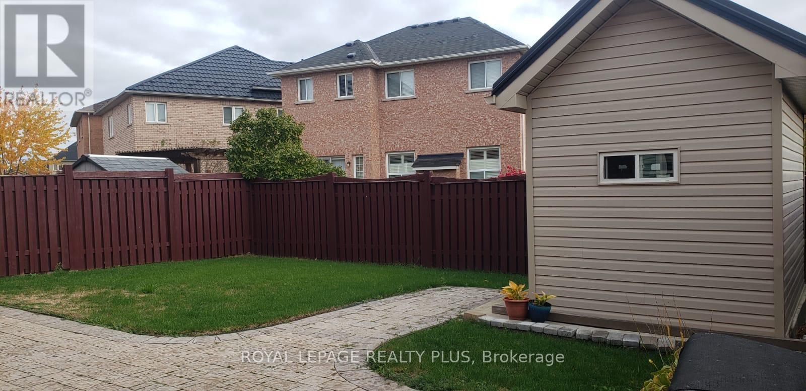 135 Earlsbridge Boulevard, Brampton, Ontario  L7A 3T7 - Photo 6 - W12482785