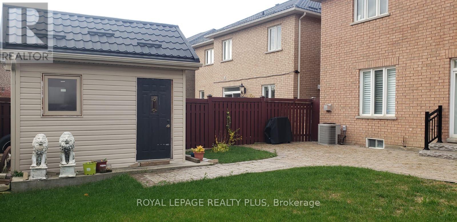 135 Earlsbridge Boulevard, Brampton, Ontario  L7A 3T7 - Photo 7 - W12482785