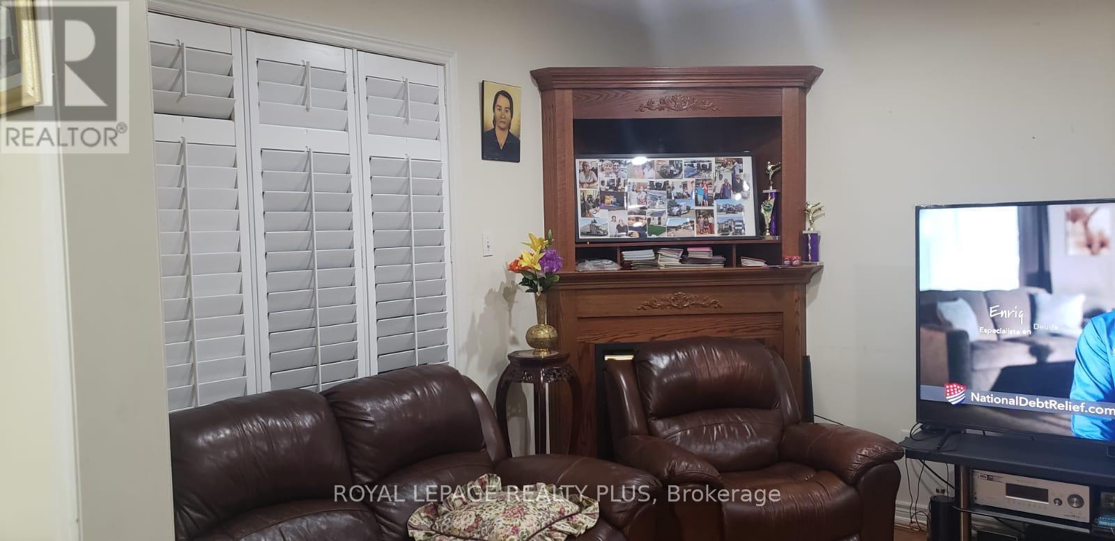135 Earlsbridge Boulevard, Brampton, Ontario  L7A 3T7 - Photo 8 - W12482785