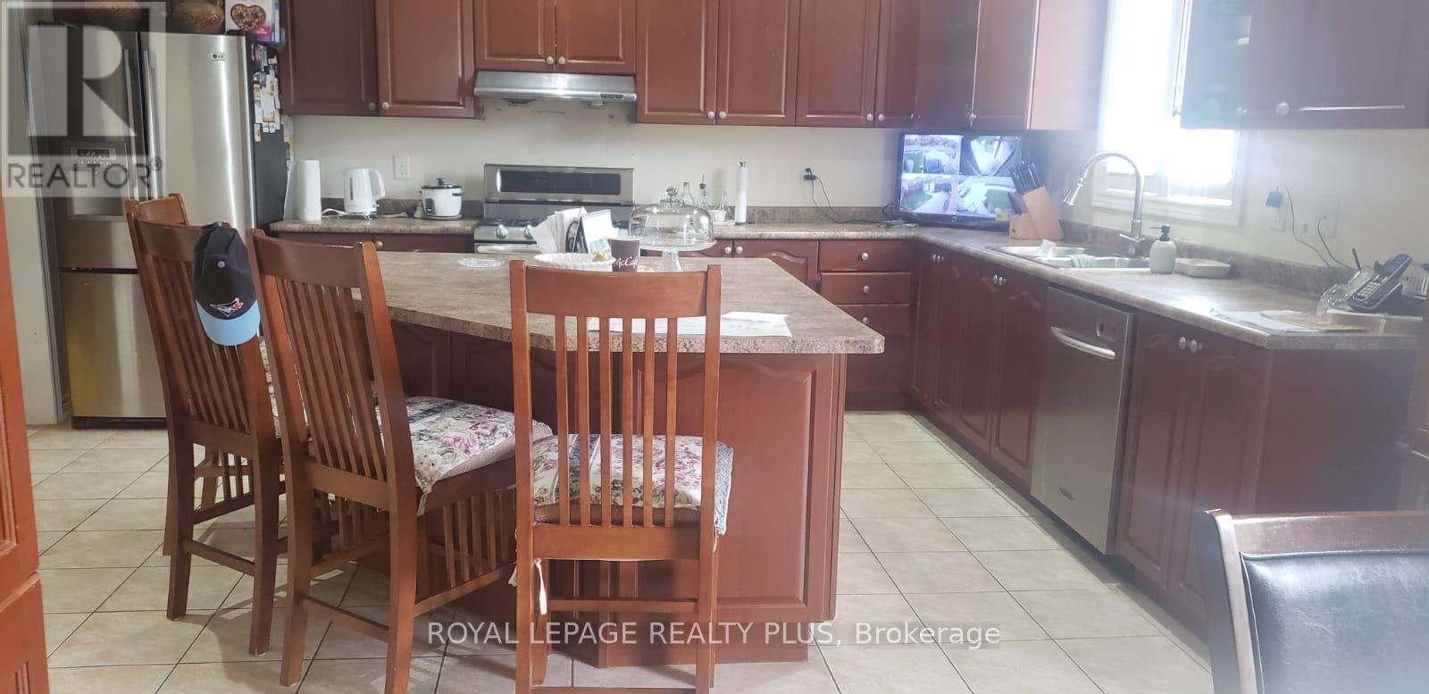 135 Earlsbridge Boulevard, Brampton, Ontario  L7A 3T7 - Photo 9 - W12482785