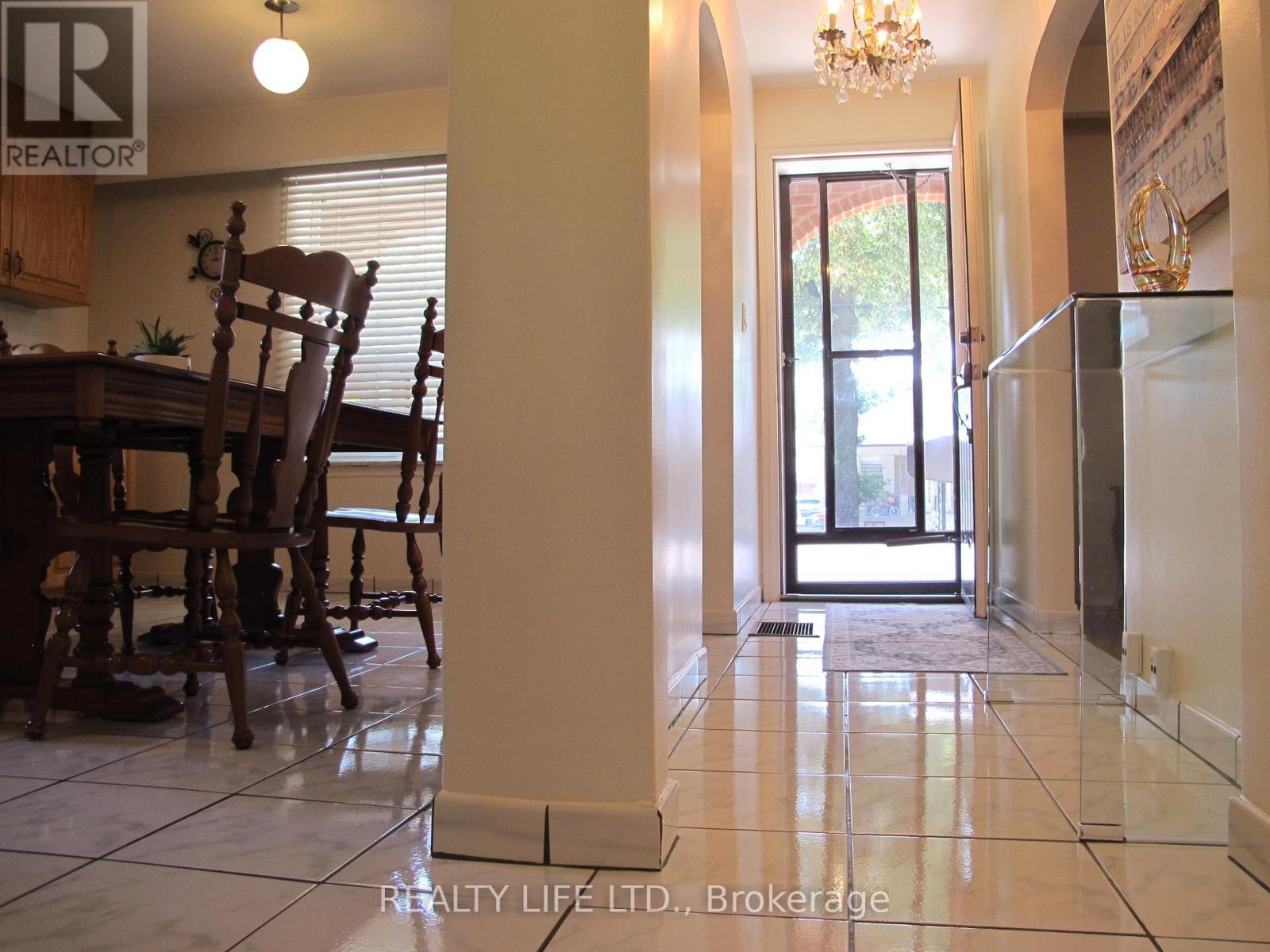 4 Rosalie Avenue, Toronto, Ontario  M3L 1C5 - Photo 13 - W12482800