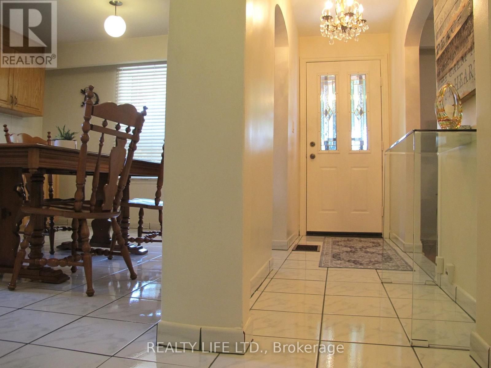 4 Rosalie Avenue, Toronto, Ontario  M3L 1C5 - Photo 14 - W12482800