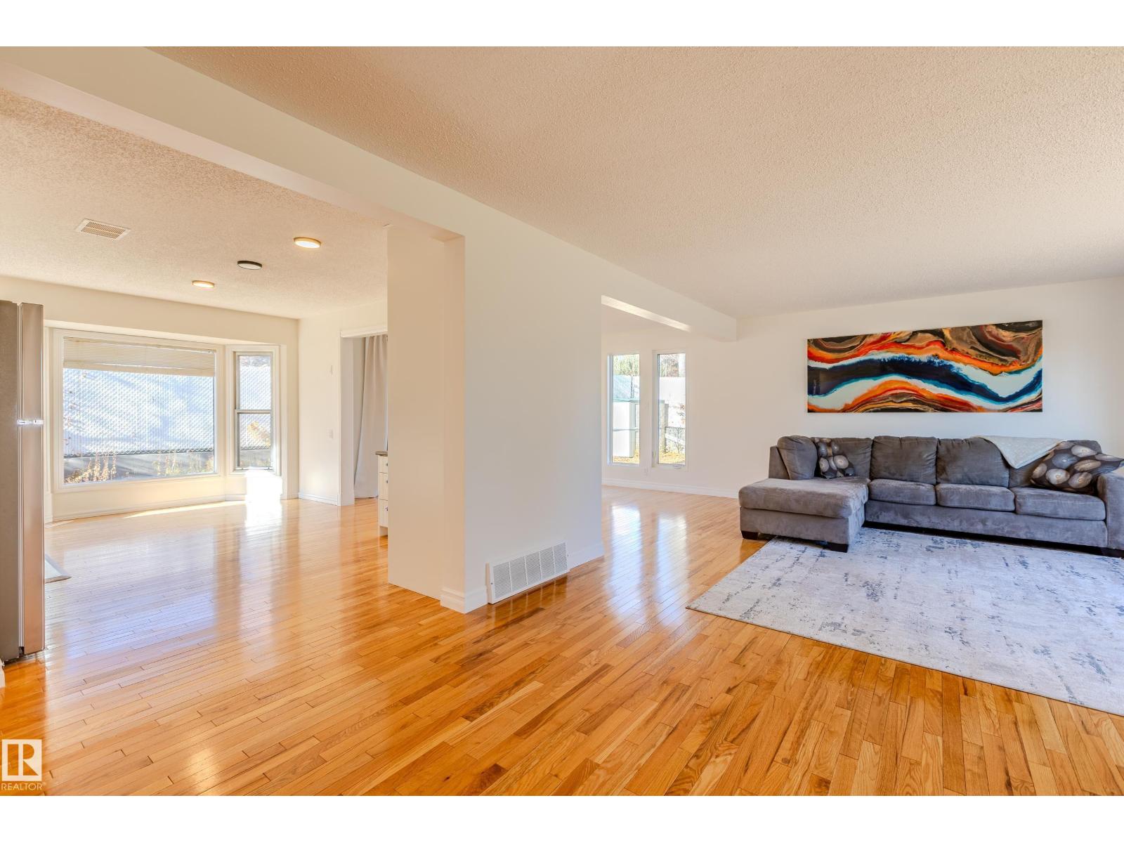98 Valleyview Cr Nw, Edmonton, Alberta  T5R 5T3 - Photo 6 - E4463577