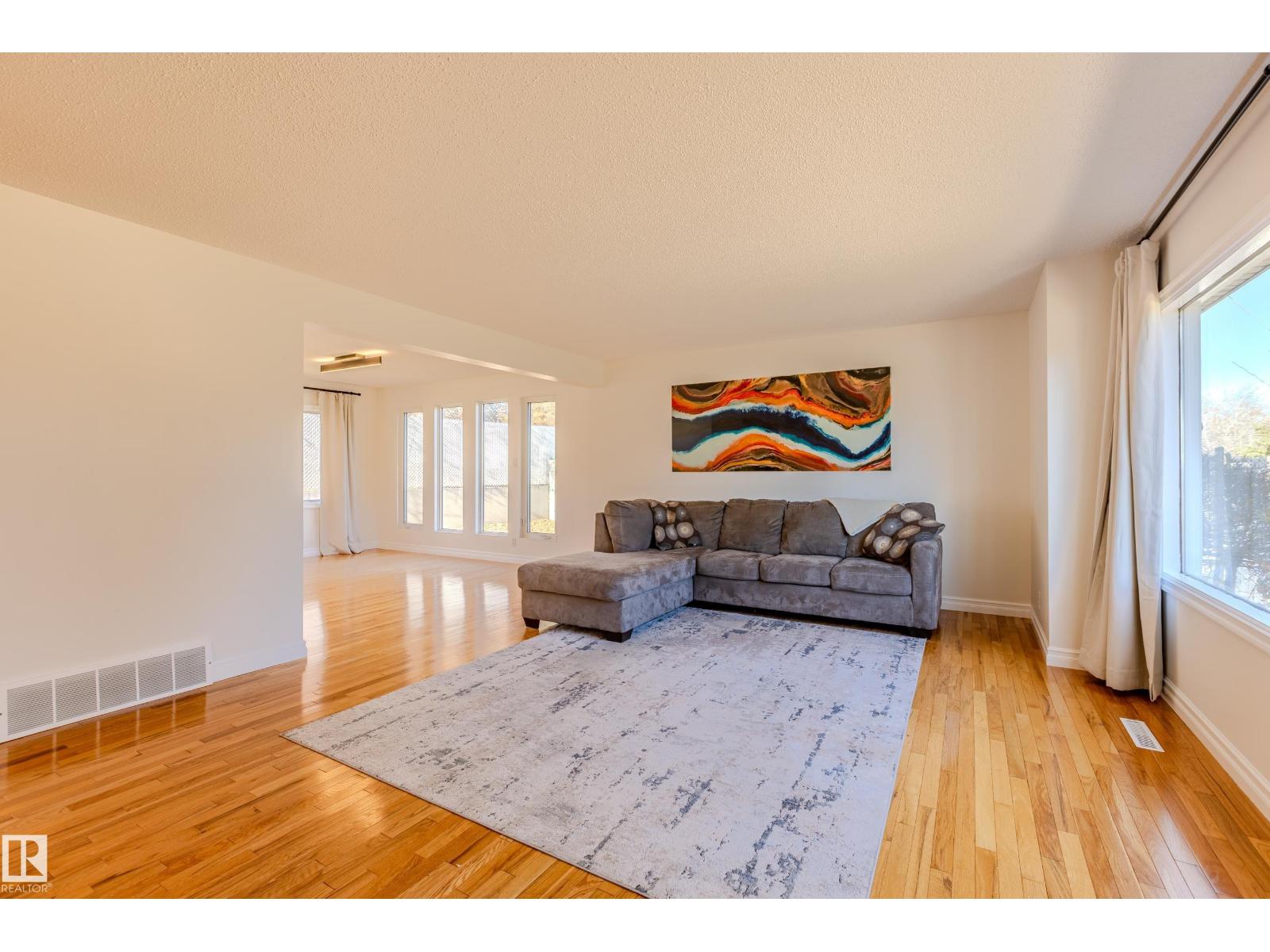98 Valleyview Cr Nw, Edmonton, Alberta  T5R 5T3 - Photo 7 - E4463577