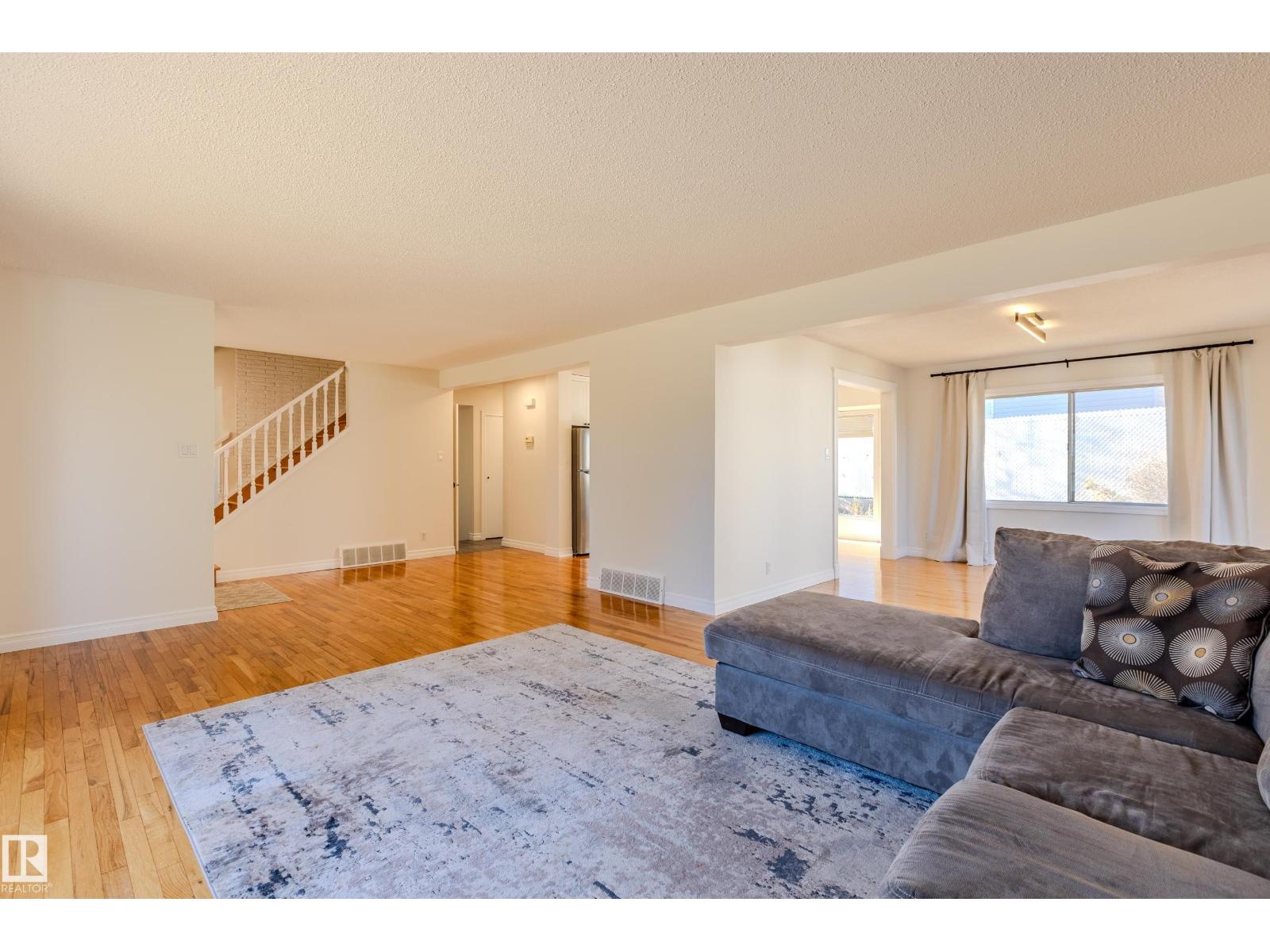 98 Valleyview Cr Nw, Edmonton, Alberta  T5R 5T3 - Photo 8 - E4463577