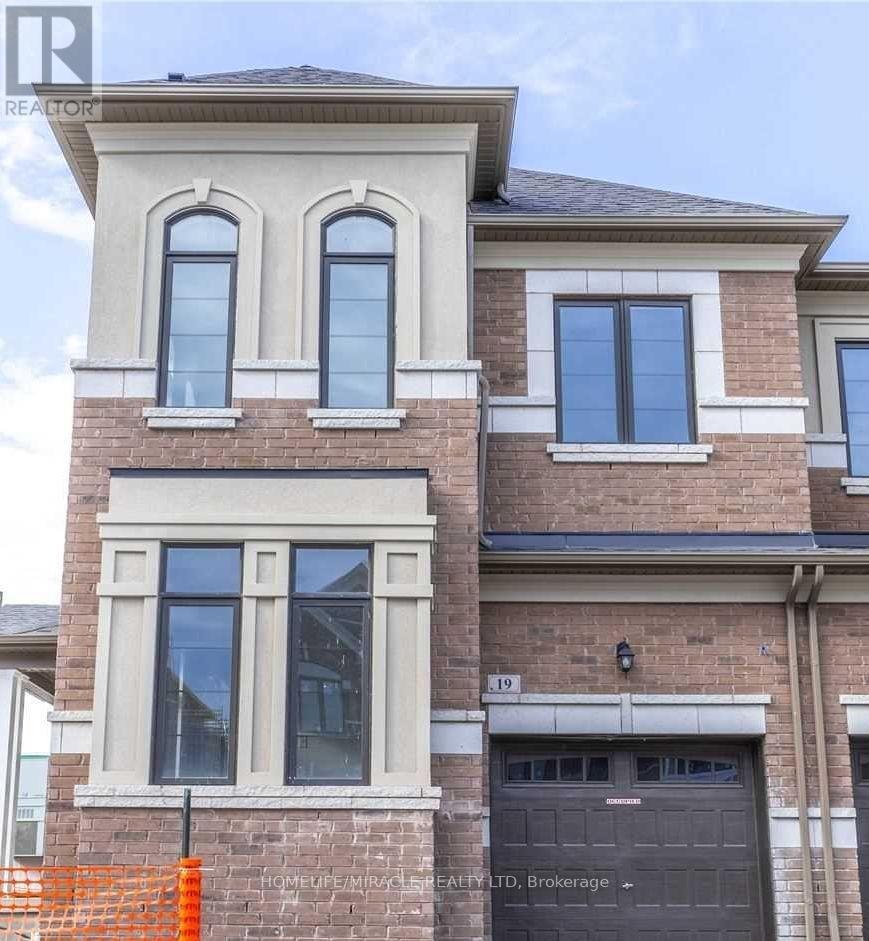 19 O'reilly Street, Whitby, Ontario  L1P 1Y2 - Photo 2 - E12482813