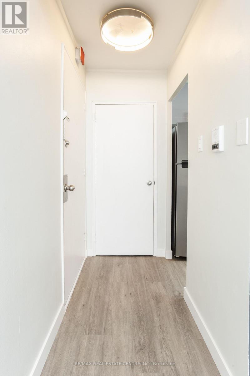107 - 5 Hill Heights Road, Toronto, Ontario  M8Y 1Y9 - Photo 3 - W12482822