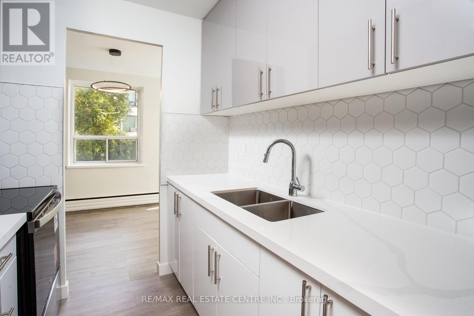 107 - 5 Hill Heights Road, Toronto, Ontario  M8Y 1Y9 - Photo 6 - W12482822