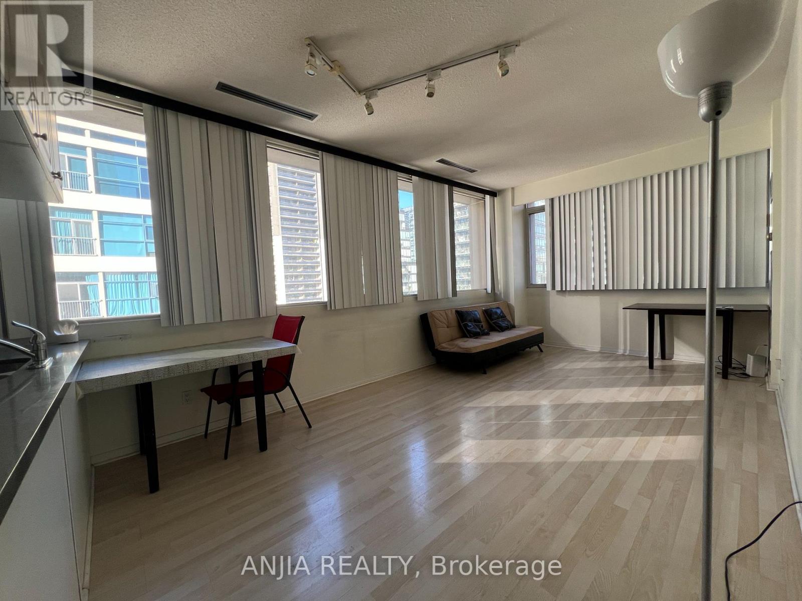 807 - 555 YONGE STREET, Toronto, Ontario