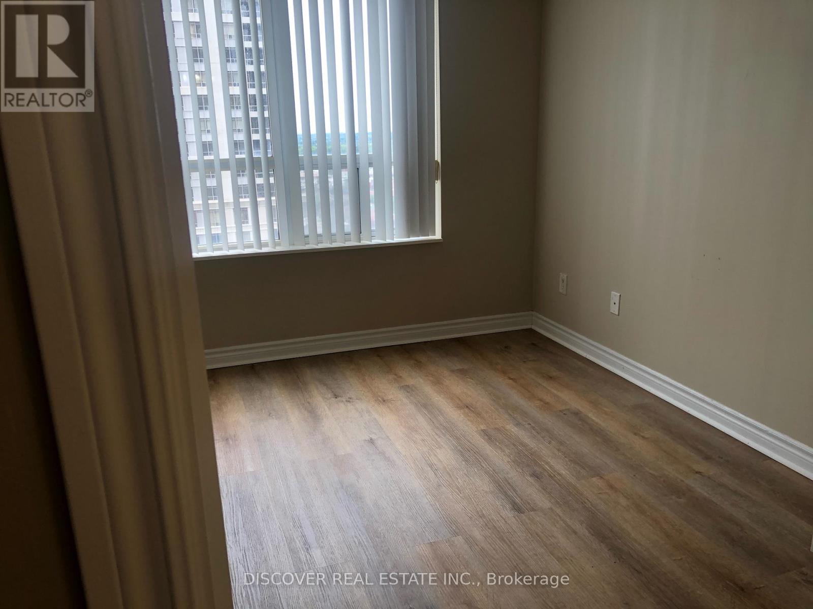 1631 - 3888 Duke Of York Boulevard, Mississauga, Ontario  L5B 4P5 - Photo 3 - W12482862