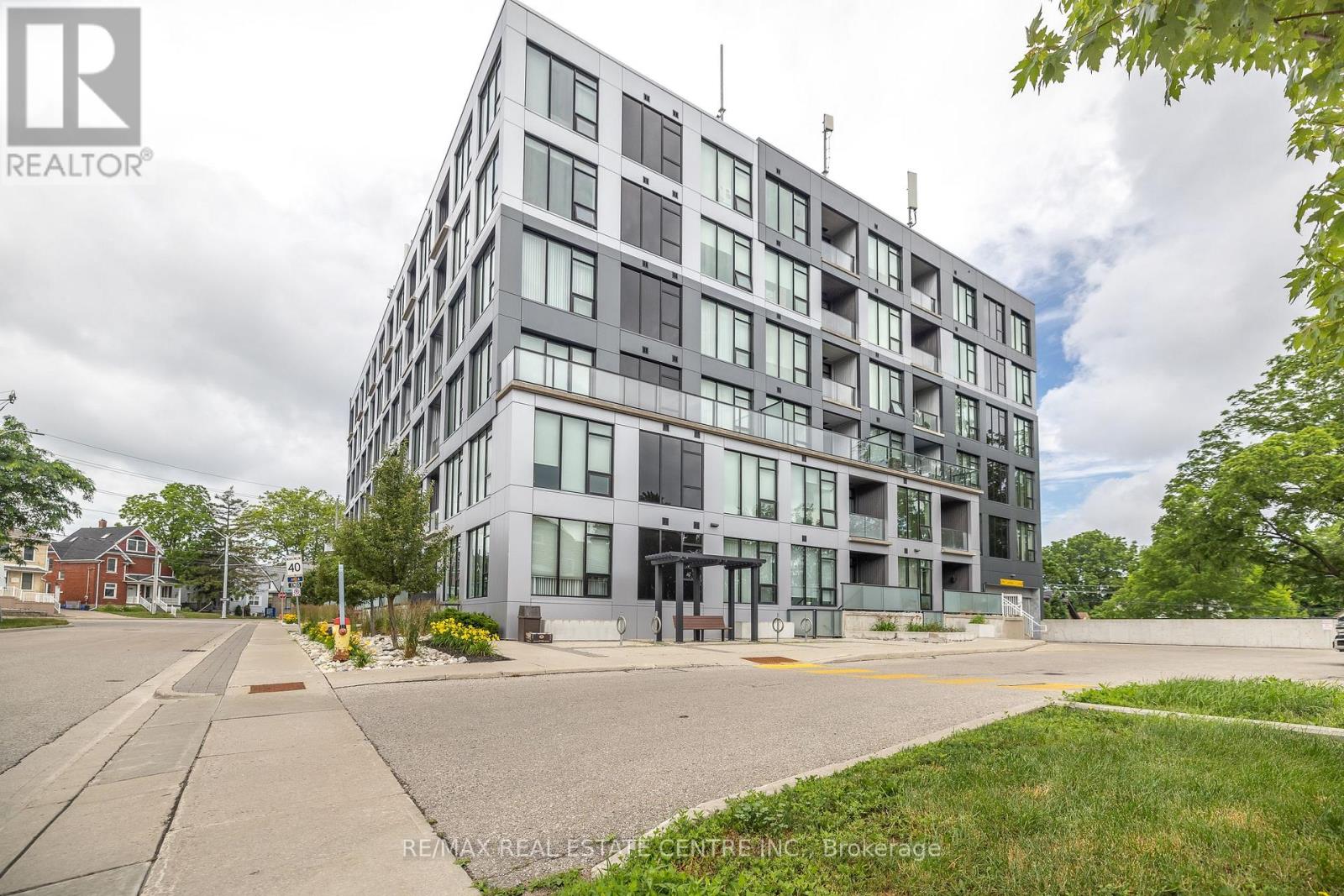 412 - 690 King Street W, Kitchener, Ontario  N2G 0B9 - Photo 2 - X12482863