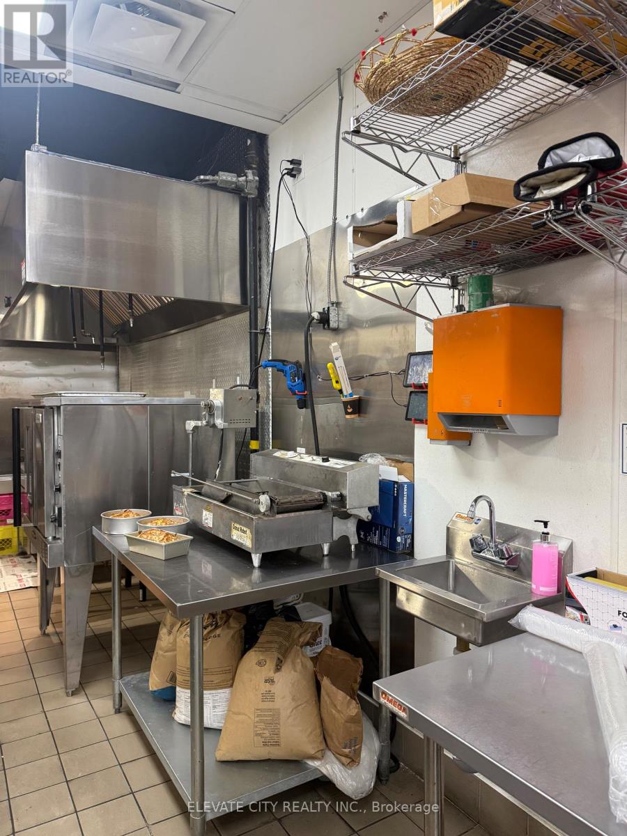 40 - 3910 Eglinton Avenue W, Mississauga, Ontario L5M 2R9 - Photo 12 - W12441415