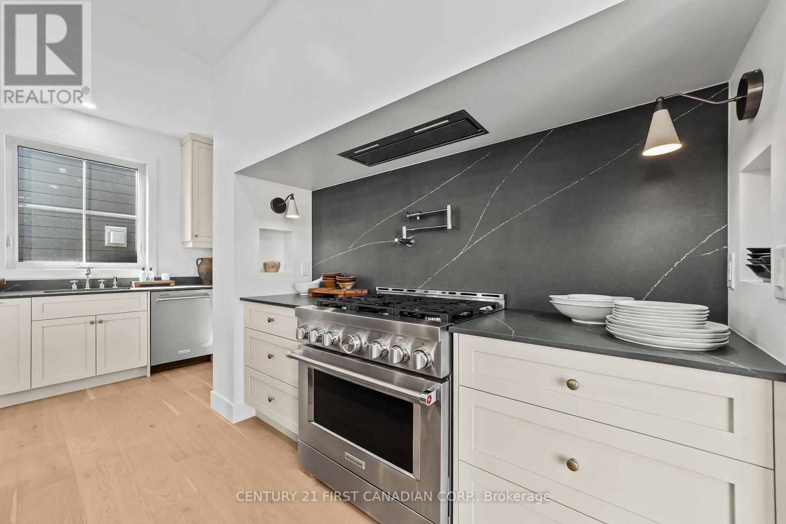 8 Sheldabren Street, North Middlesex, Ontario  N0M 1A0 - Photo 11 - X12460331