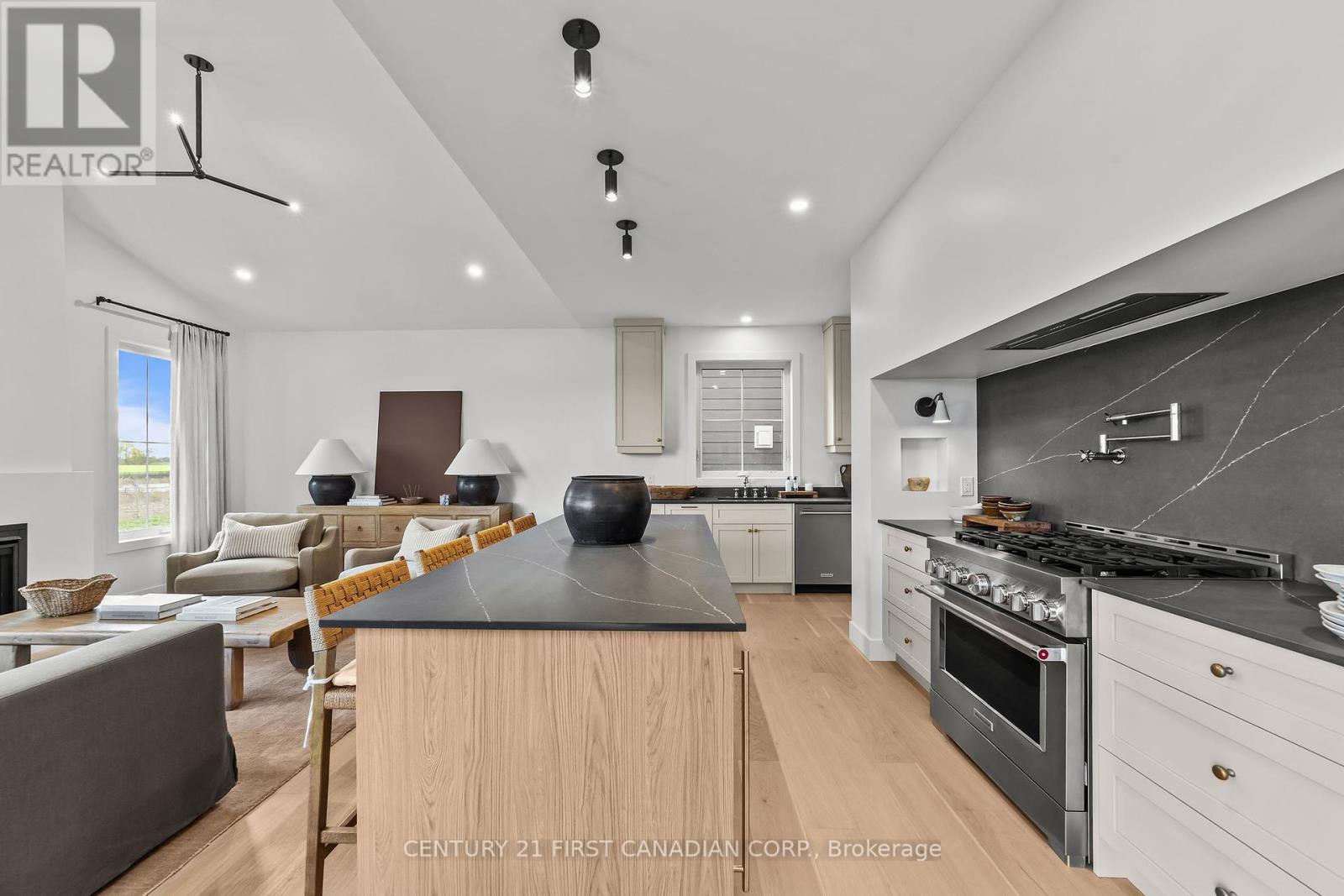 8 Sheldabren Street, North Middlesex, Ontario  N0M 1A0 - Photo 12 - X12460331