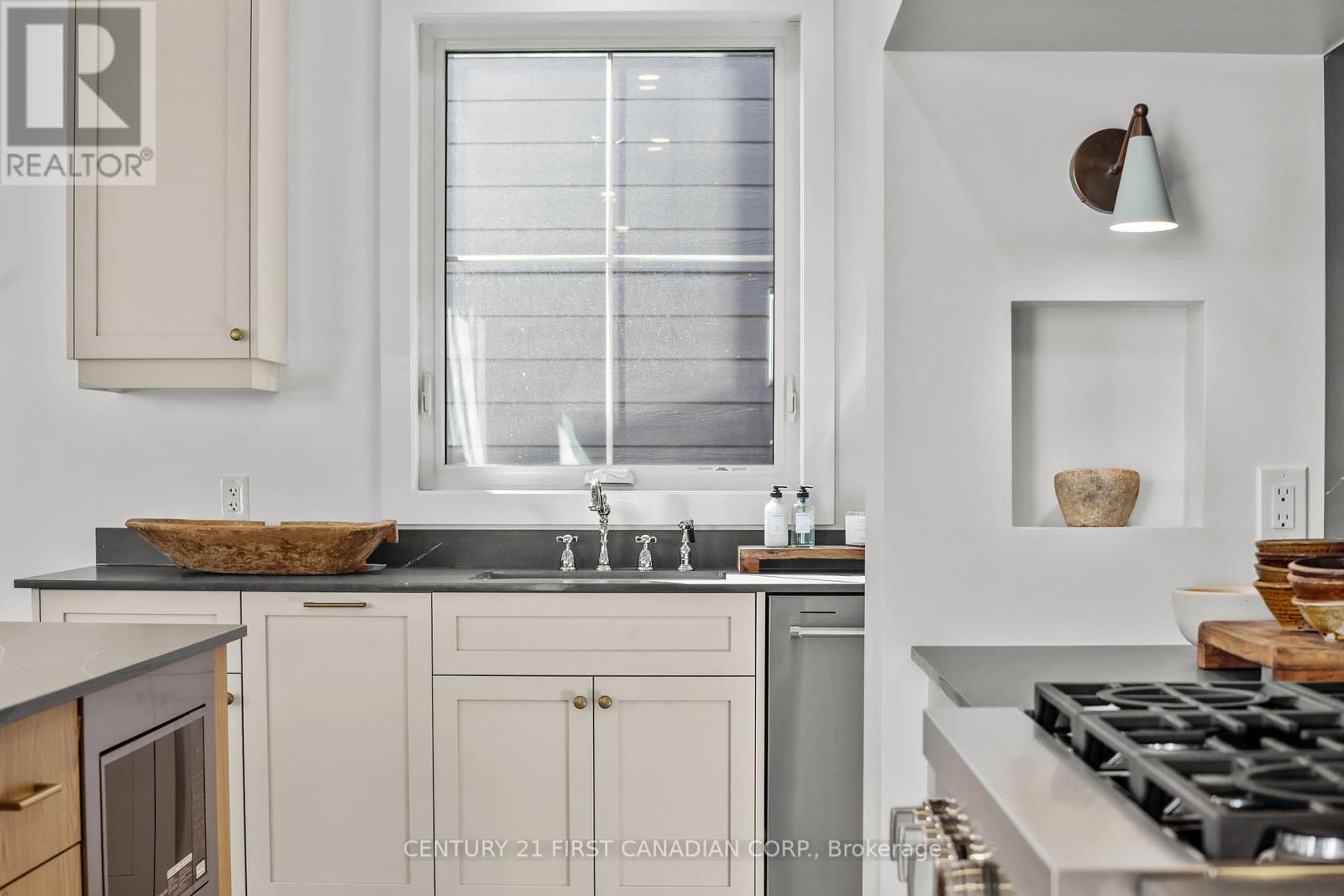 8 Sheldabren Street, North Middlesex, Ontario  N0M 1A0 - Photo 17 - X12460331