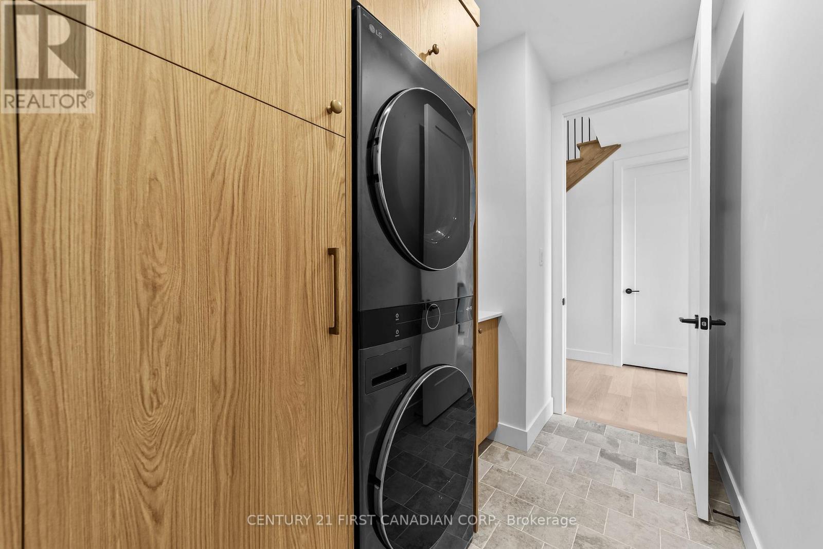 8 Sheldabren Street, North Middlesex, Ontario  N0M 1A0 - Photo 24 - X12460331