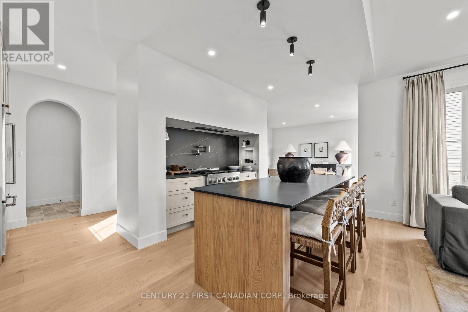 8 Sheldabren Street, North Middlesex, Ontario  N0M 1A0 - Photo 15 - X12460331