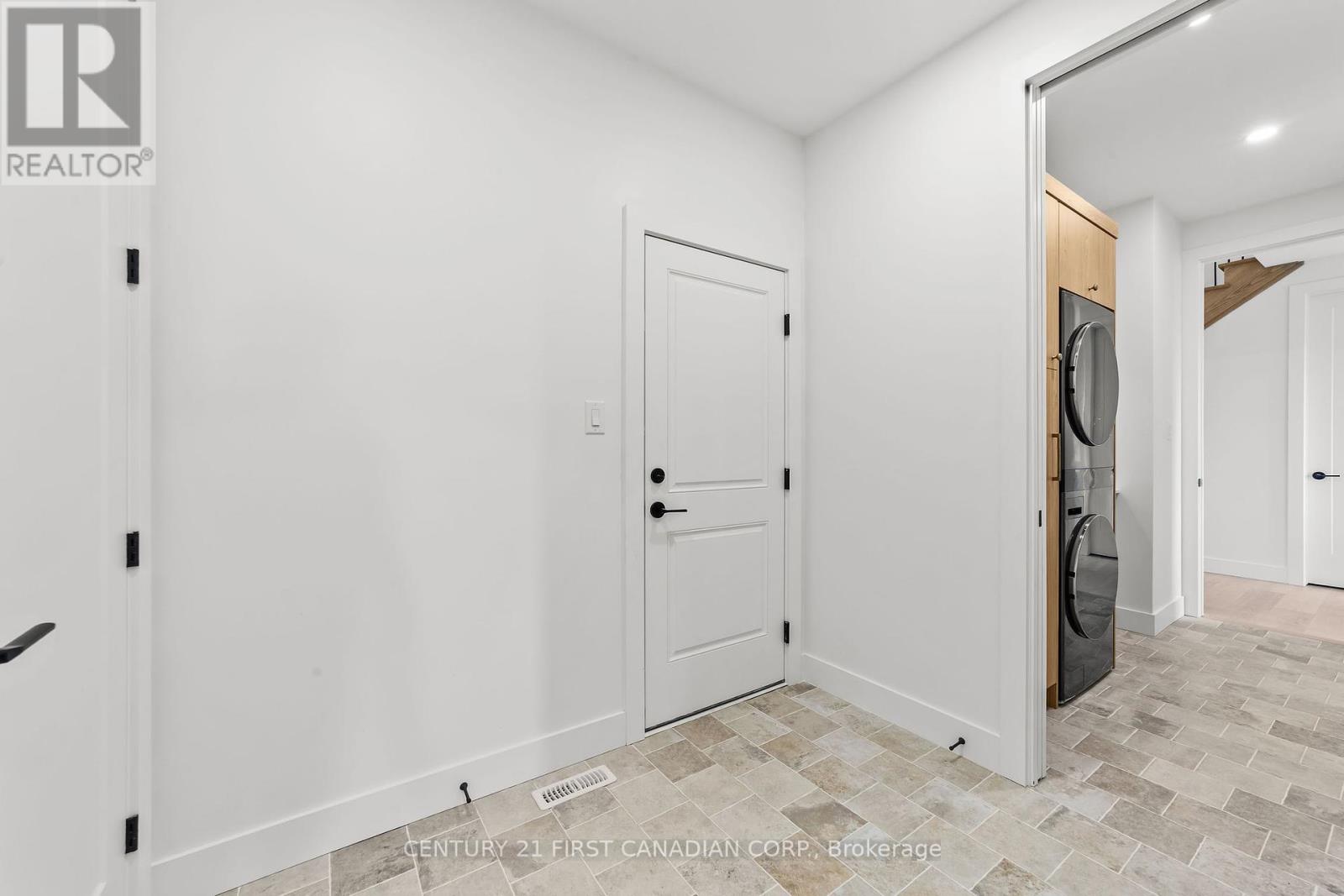 8 Sheldabren Street, North Middlesex, Ontario  N0M 1A0 - Photo 27 - X12460331