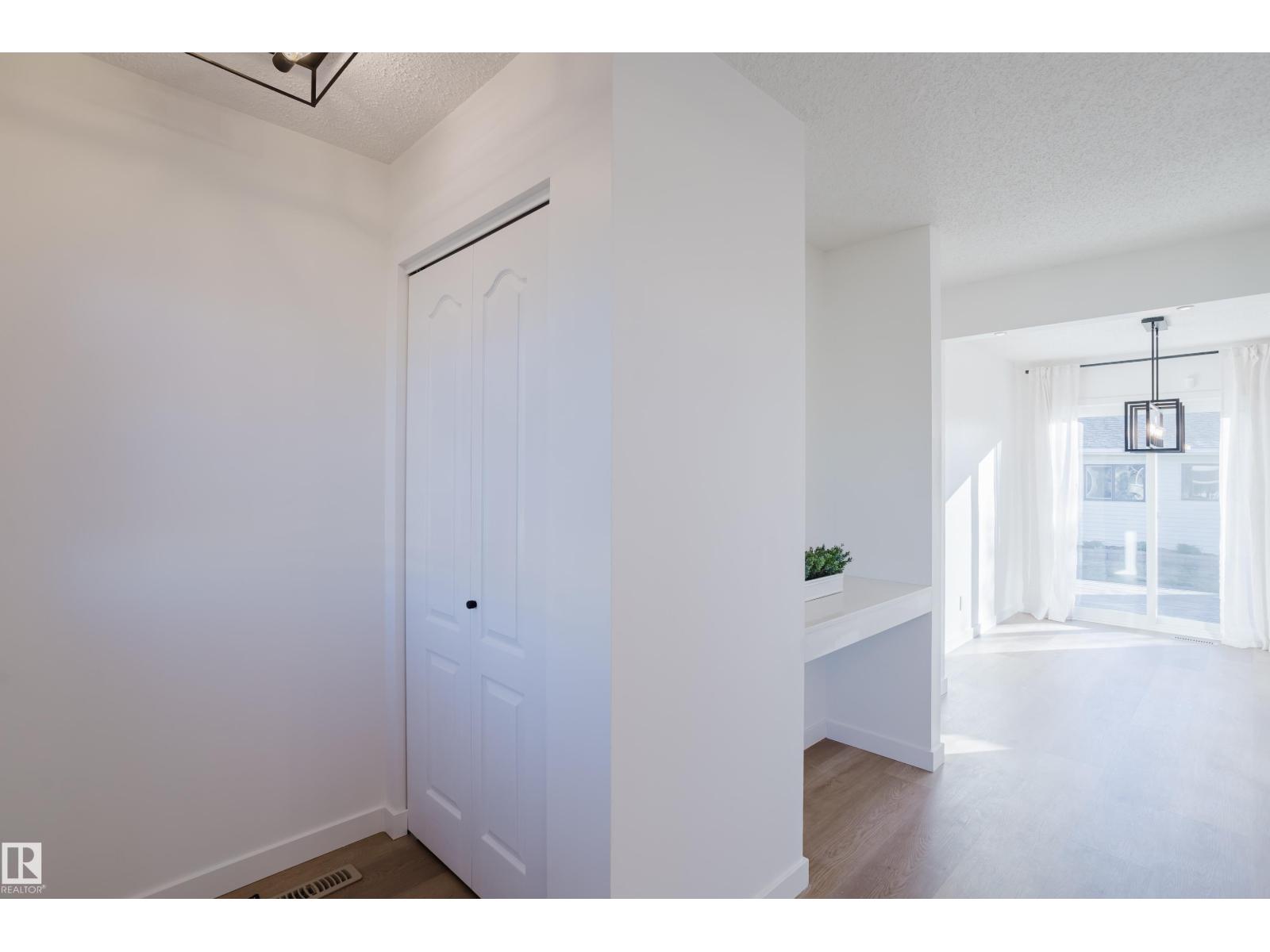 15107 22 Street Nw, Edmonton, Alberta  T5Y 2A4 - Photo 2 - E4463588