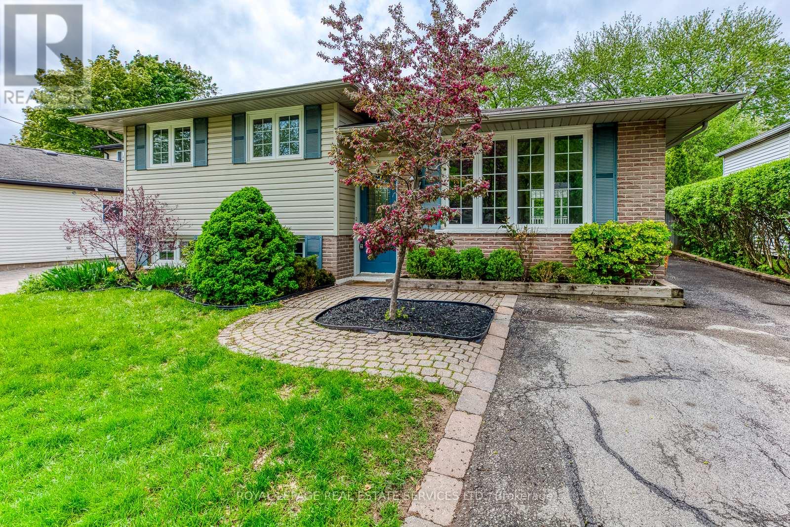 59 Mccraney Street W, Oakville, Ontario  L6H 1H5 - Photo 2 - W12482892