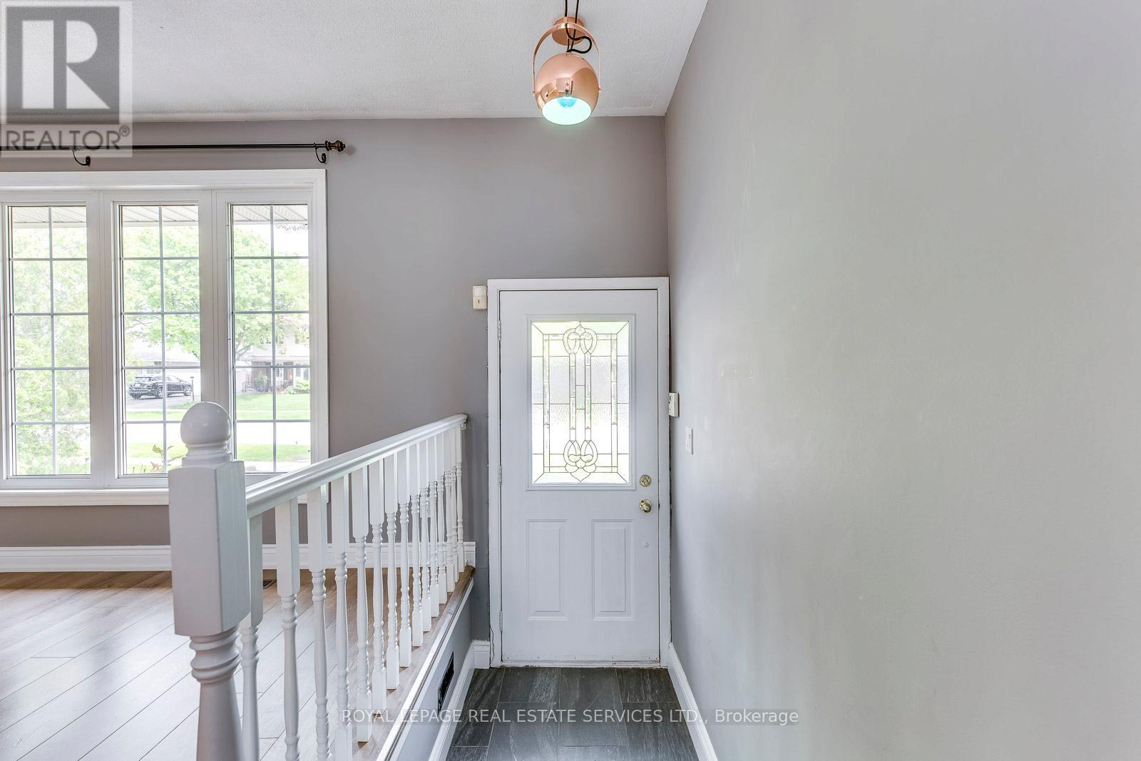 59 Mccraney Street W, Oakville, Ontario  L6H 1H5 - Photo 4 - W12482892