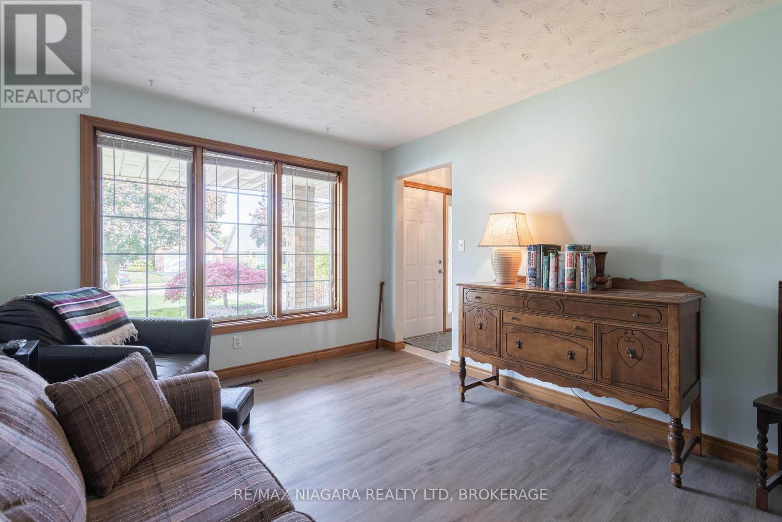 3839 Northwood Drive, Niagara Falls (Mt. Carmel), Ontario  L2H 2Y5 - Photo 11 - X12482905