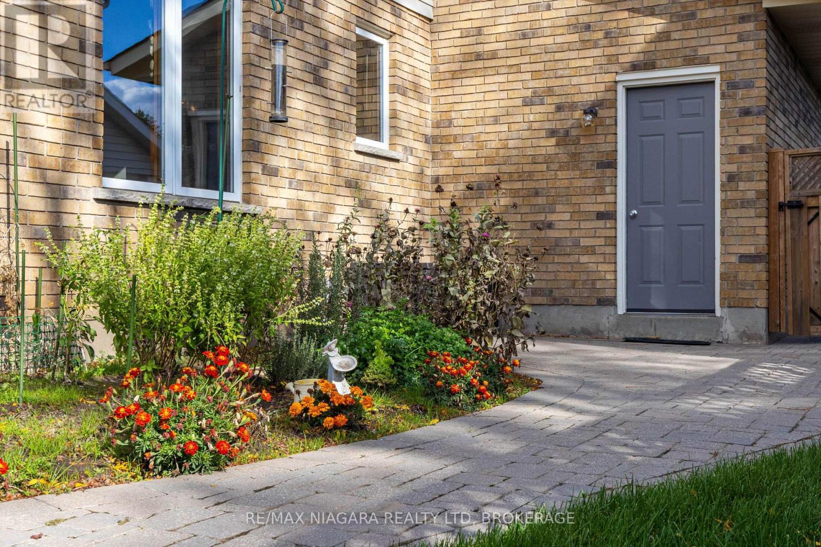 3839 Northwood Drive, Niagara Falls (Mt. Carmel), Ontario  L2H 2Y5 - Photo 8 - X12482905