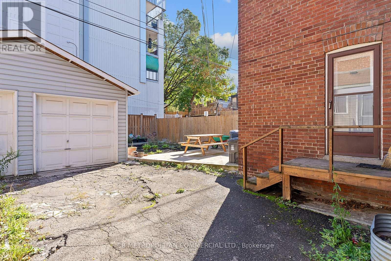 17 Augusta Avenue, Toronto, Ontario  M5T 2K7 - Photo 30 - C12455702