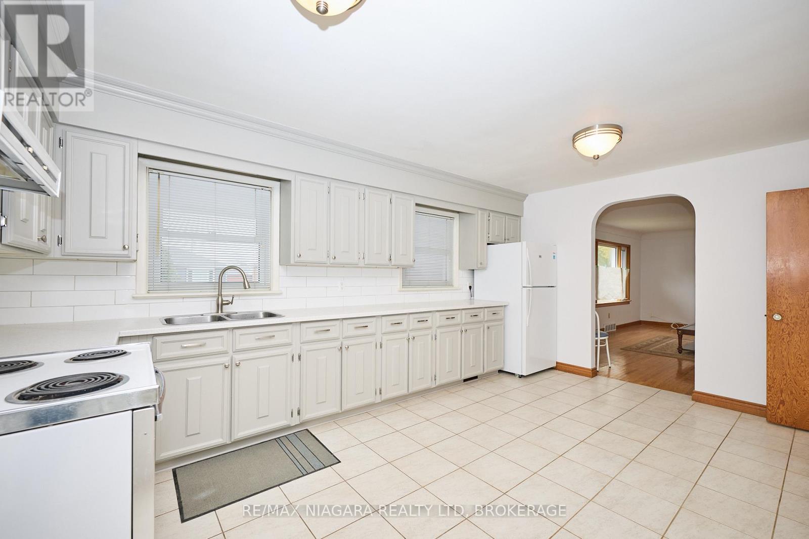 6 Munro Street, Thorold, Ontario  L2V 2V8 - Photo 4 - X12174826