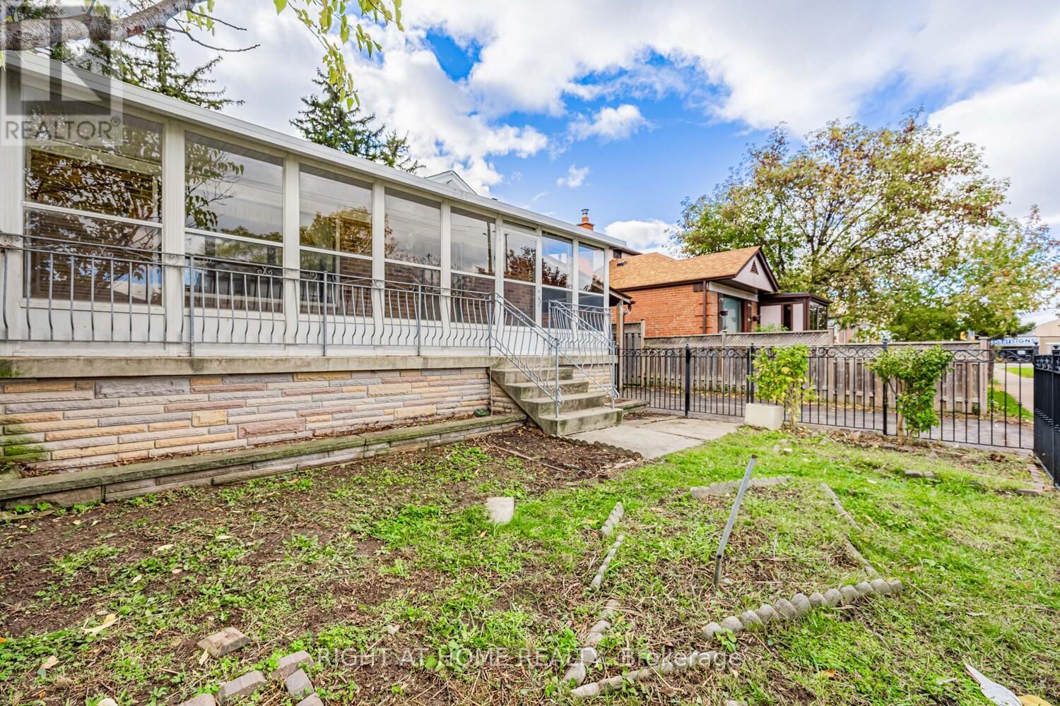 5 Mcgregor Road, Toronto, Ontario  M1P 1C5 - Photo 4 - E12482946