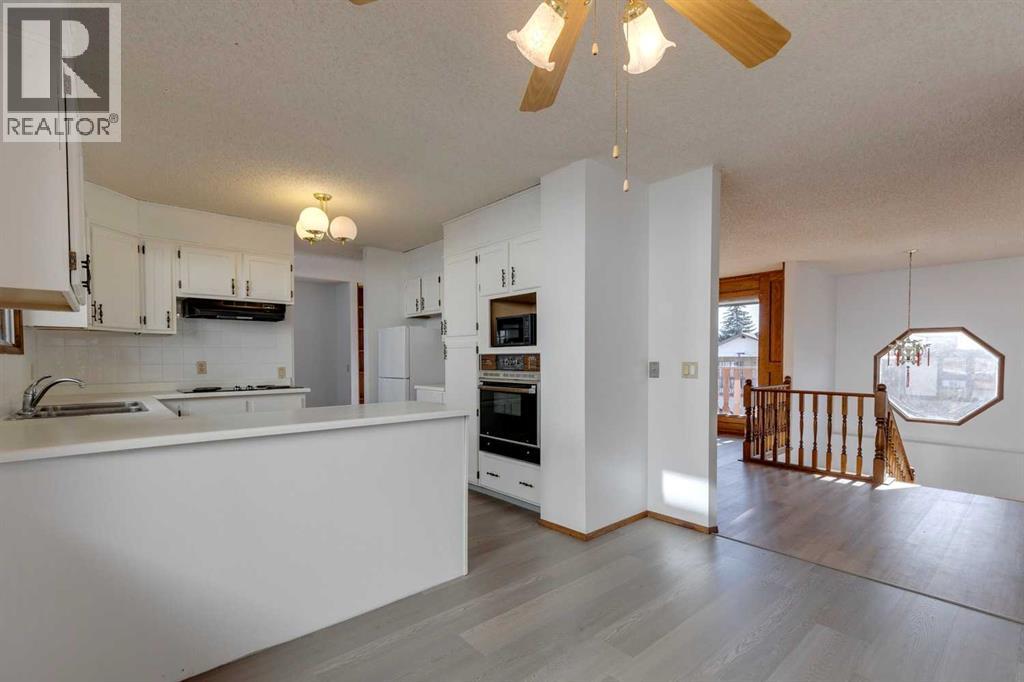 80 Beacham Rise Nw, Calgary, Alberta  T3K 1S2 - Photo 12 - A2266688