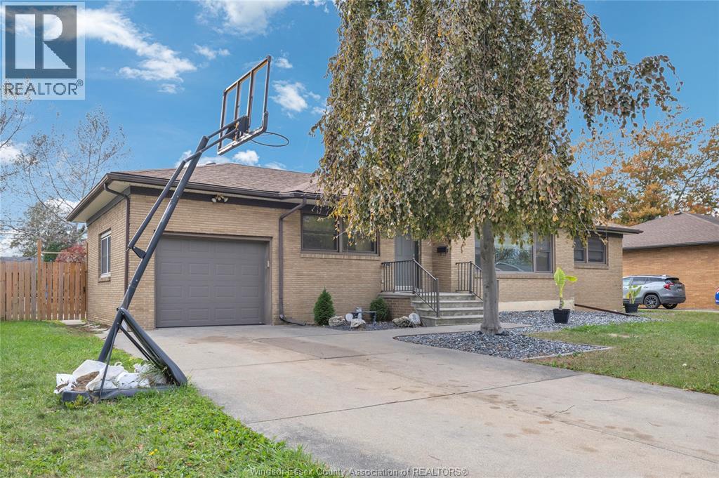 2539 Alexandra, Windsor, Ontario  N9E 2J4 - Photo 3 - 25024682