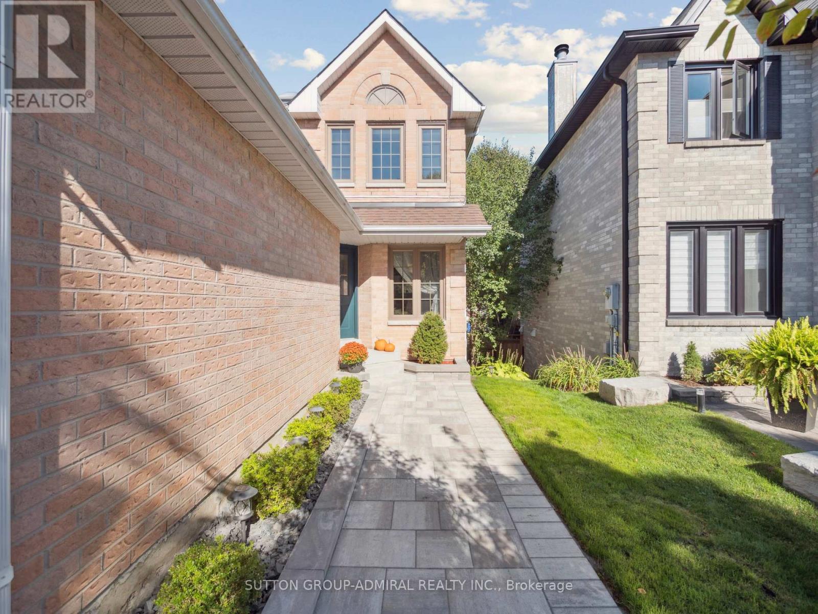 24 Dawlish Avenue, Aurora, Ontario  L4G 6R5 - Photo 3 - N12482959