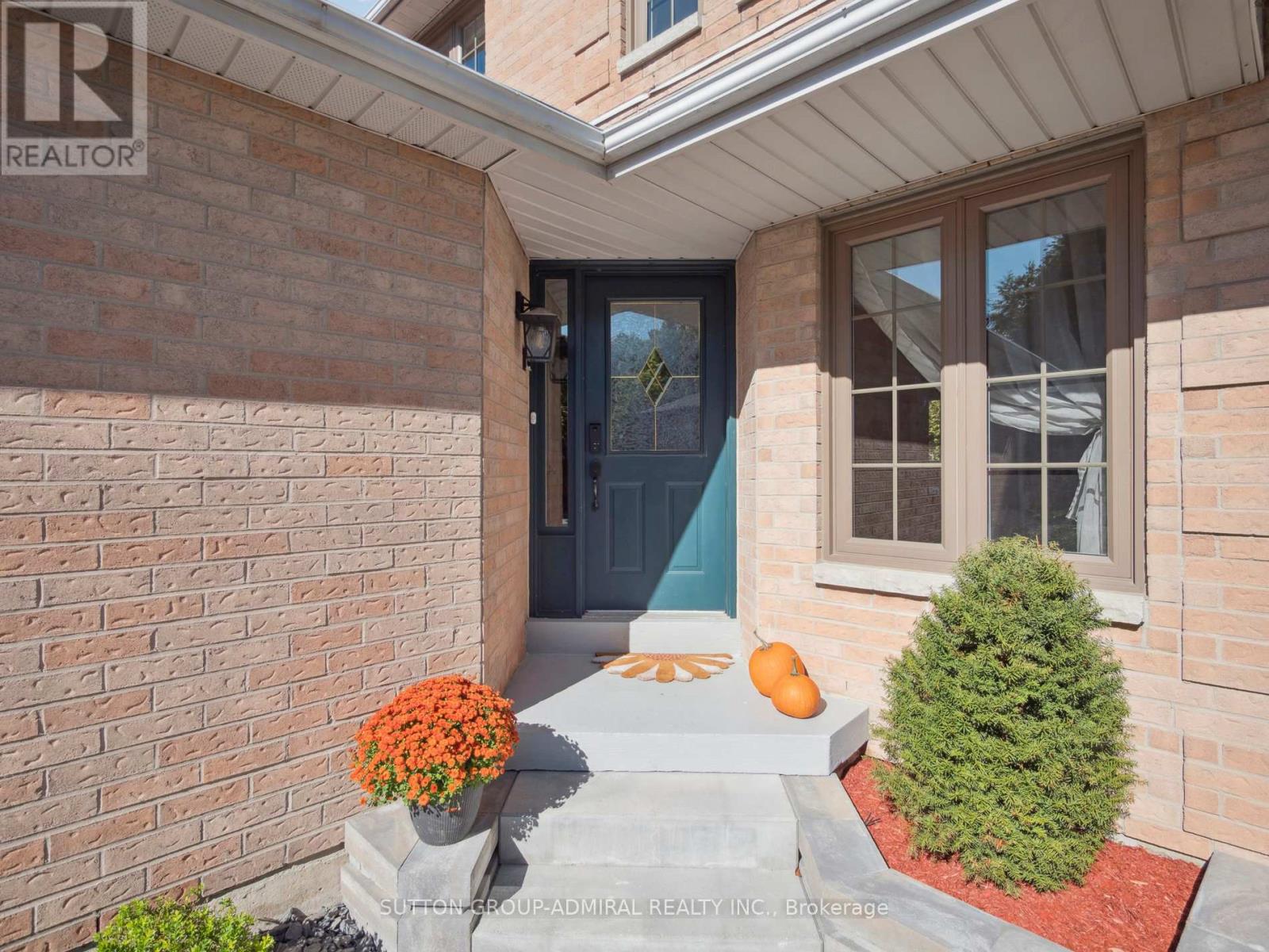 24 Dawlish Avenue, Aurora, Ontario  L4G 6R5 - Photo 4 - N12482959