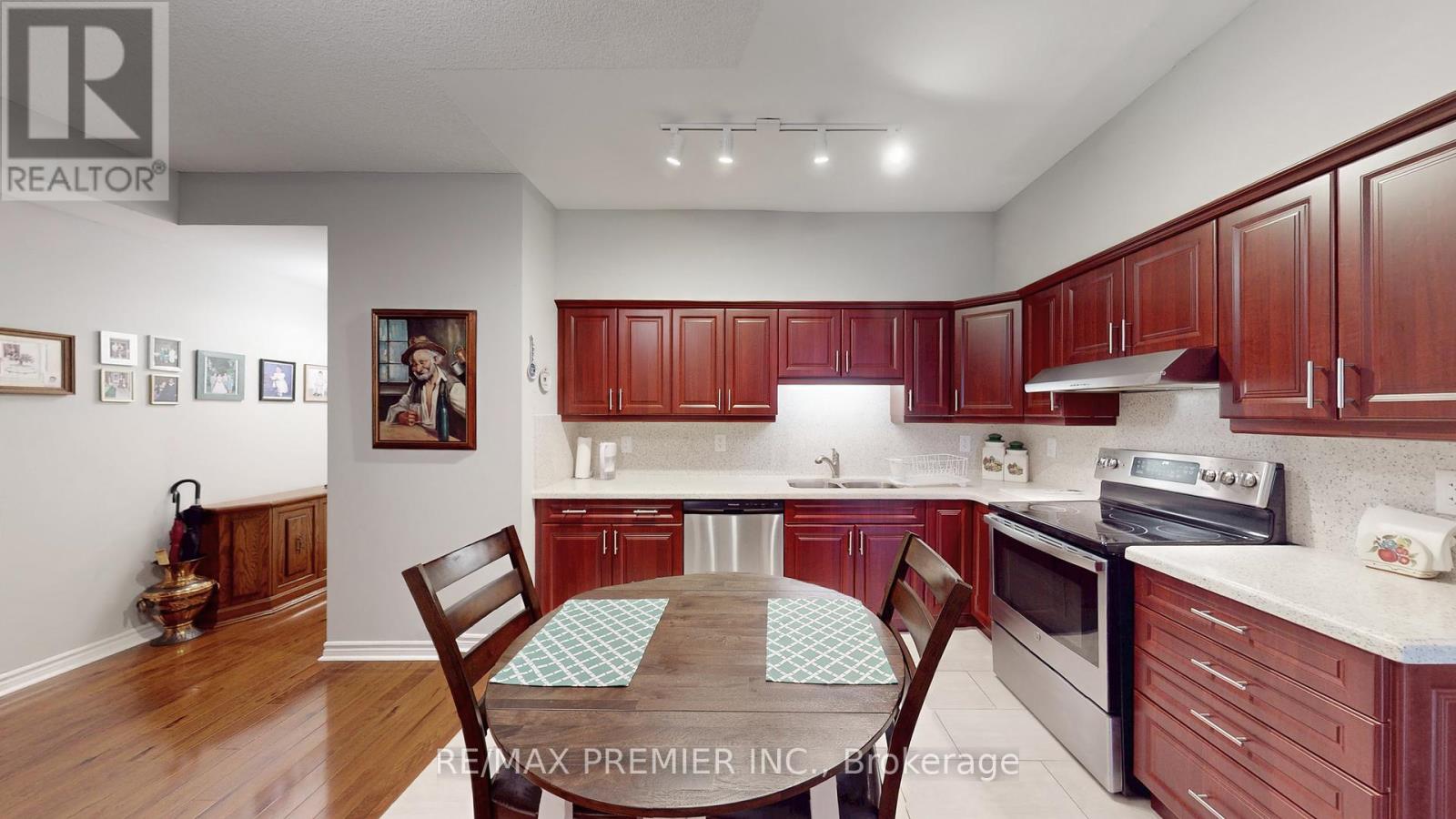 204 - 810 Scollard Court, Mississauga, Ontario  L5V 0A4 - Photo 12 - W12482970
