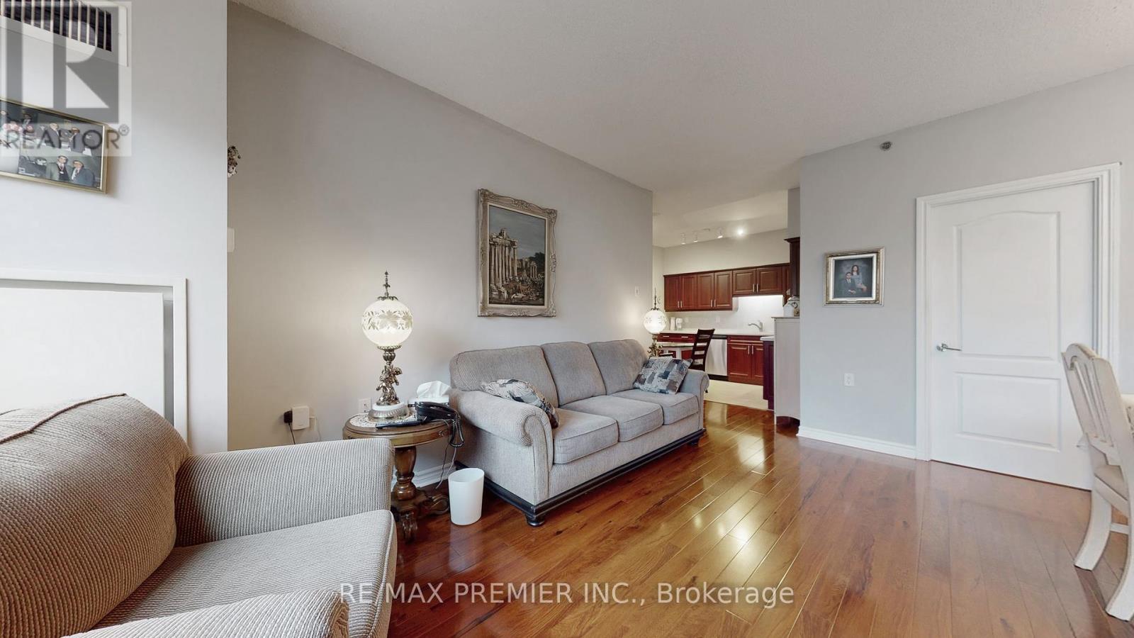204 - 810 Scollard Court, Mississauga, Ontario  L5V 0A4 - Photo 4 - W12482970