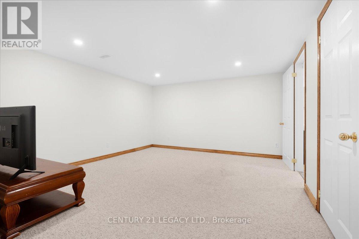 3 Nelson Avenue, Kitchener, Ontario  N2K 1C7 - Photo 27 - X12466211