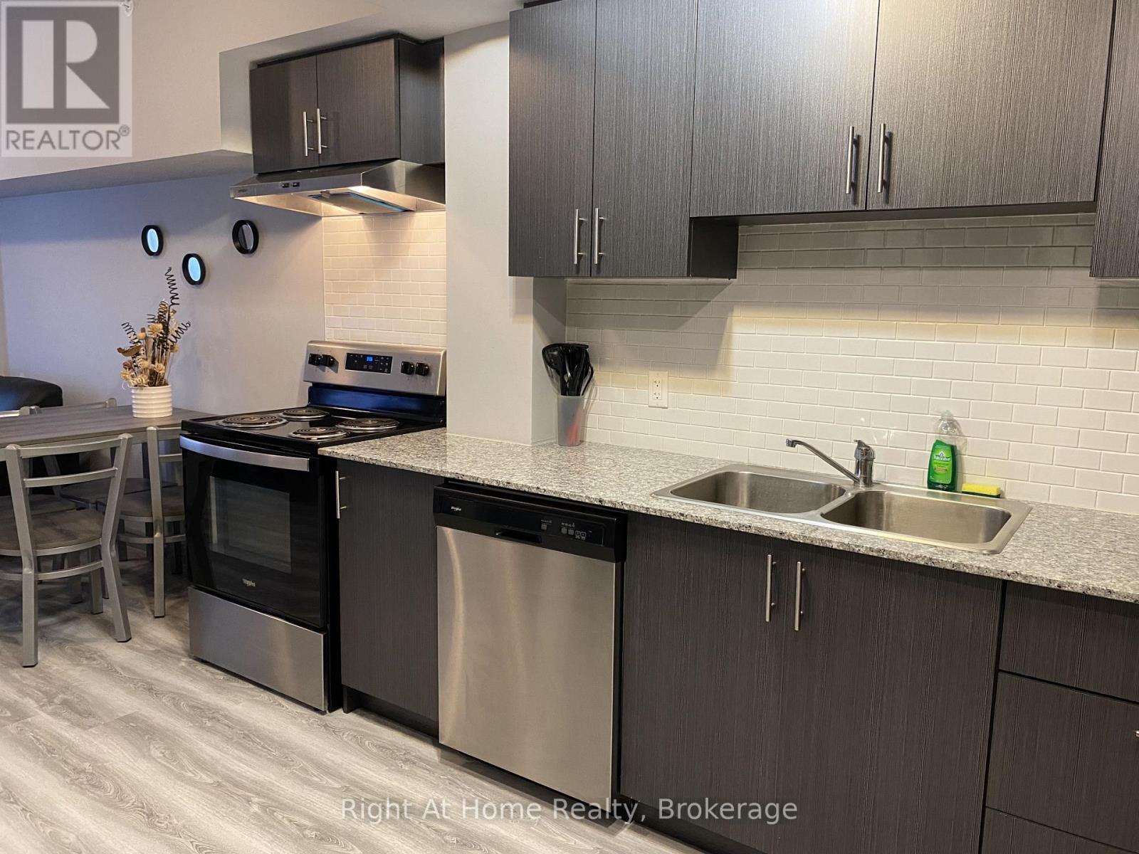 F202 - 275 Larch Street, Waterloo, Ontario  N2L 0J3 - Photo 4 - X12482997