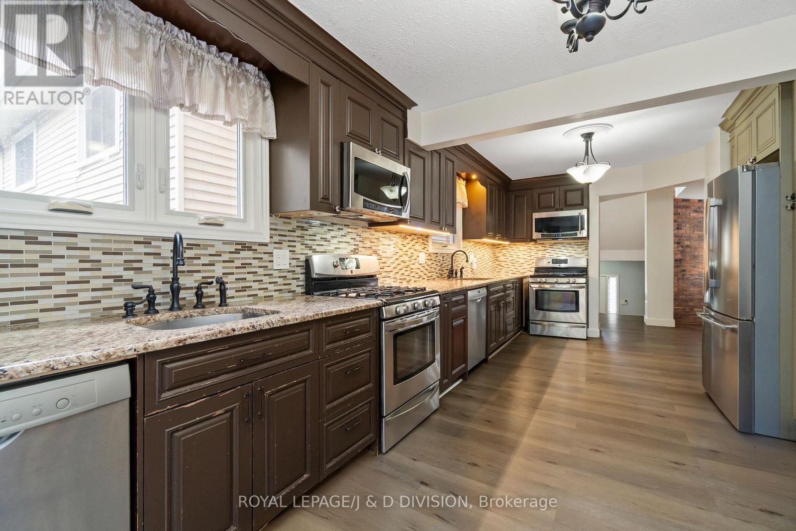 49 Esther Crescent, Vaughan, Ontario  L4J 3J8 - Photo 5 - N12477610
