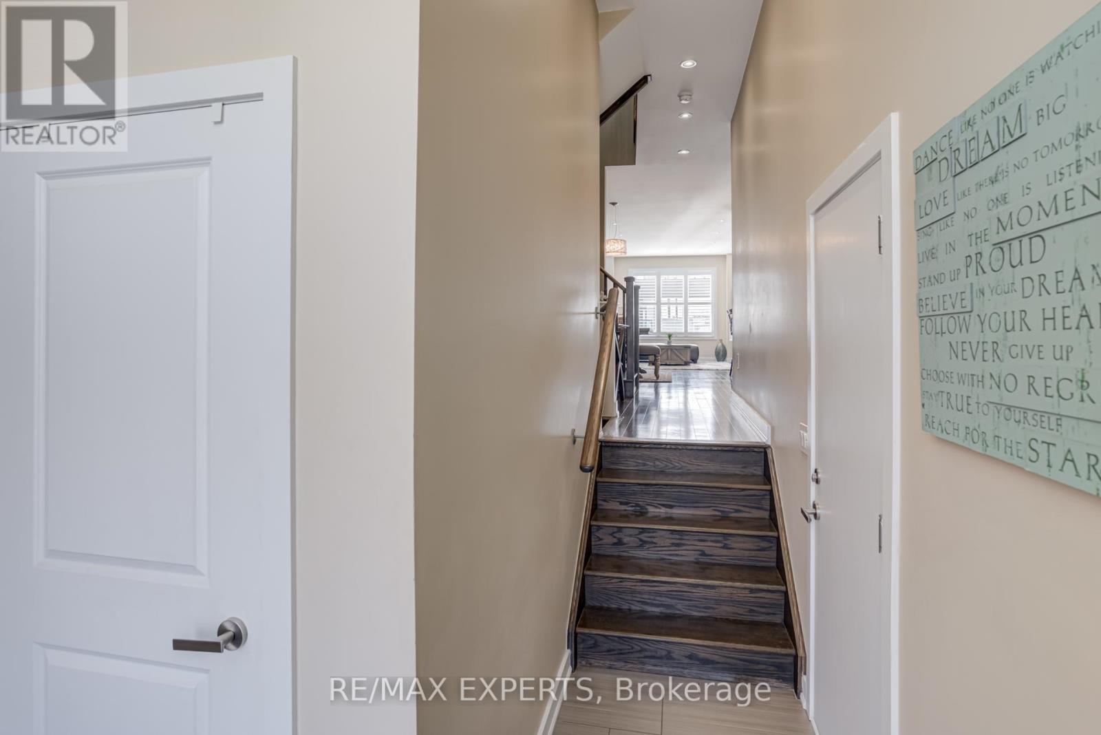 10 Helliwell Crescent, Richmond Hill, Ontario  L4E 5B6 - Photo 3 - N12483005