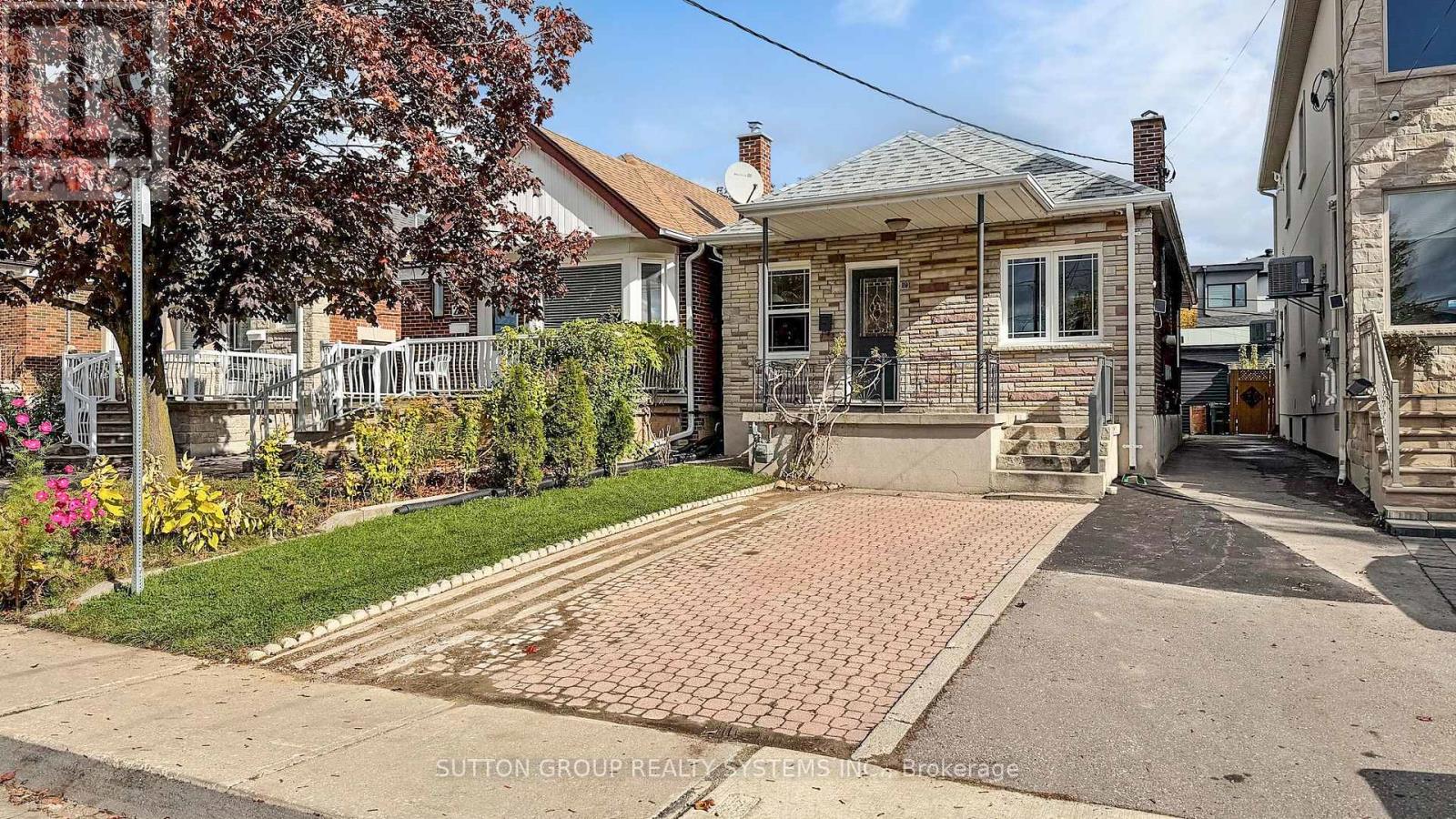 19 Montcalm Avenue, Toronto, Ontario  M6E 4N5 - Photo 3 - W12483000