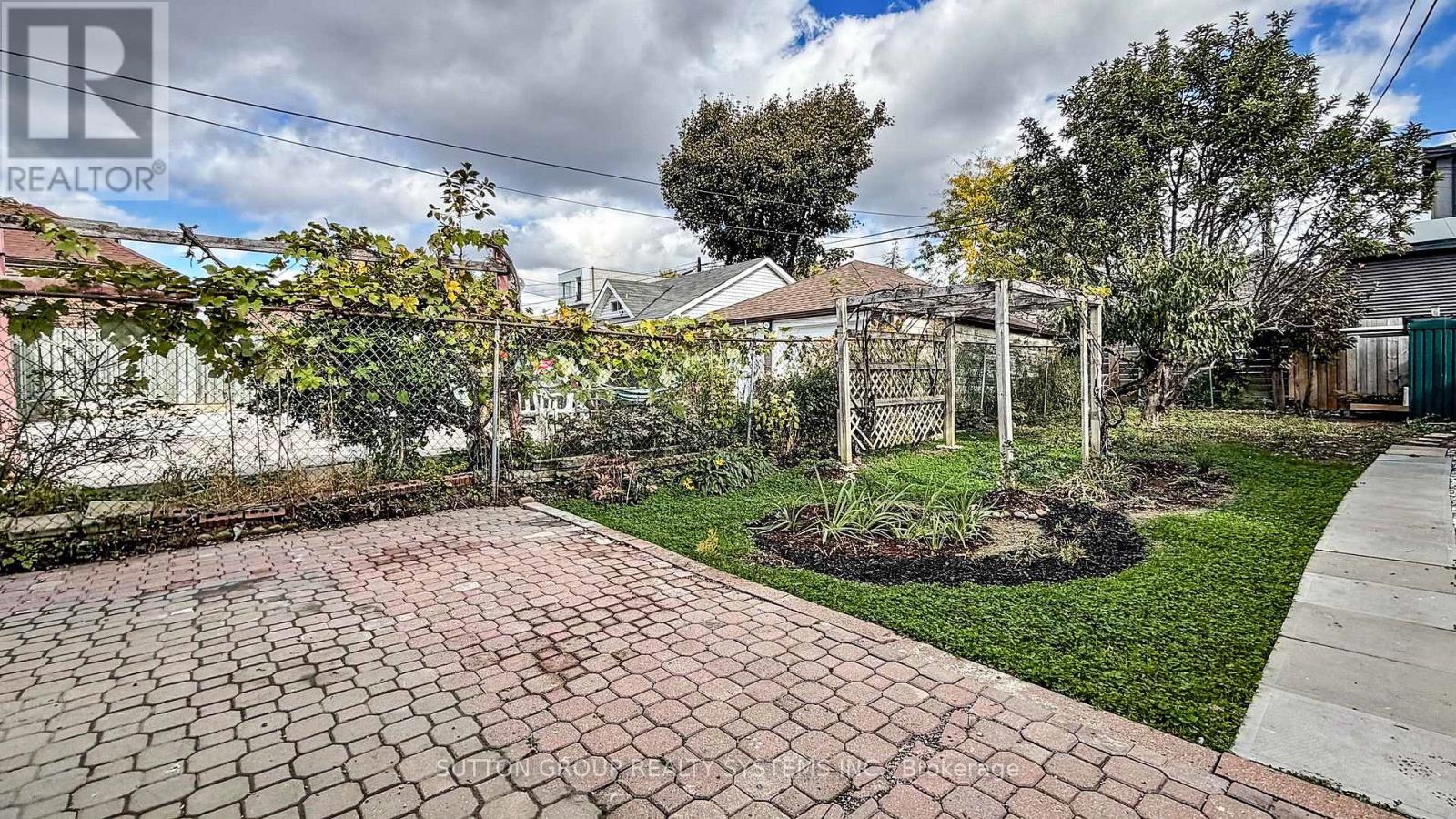 19 Montcalm Avenue, Toronto, Ontario  M6E 4N5 - Photo 44 - W12483000