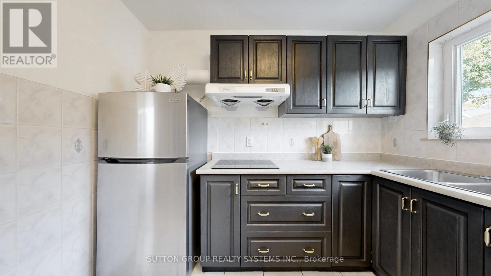 19 Montcalm Avenue, Toronto, Ontario  M6E 4N5 - Photo 8 - W12483000